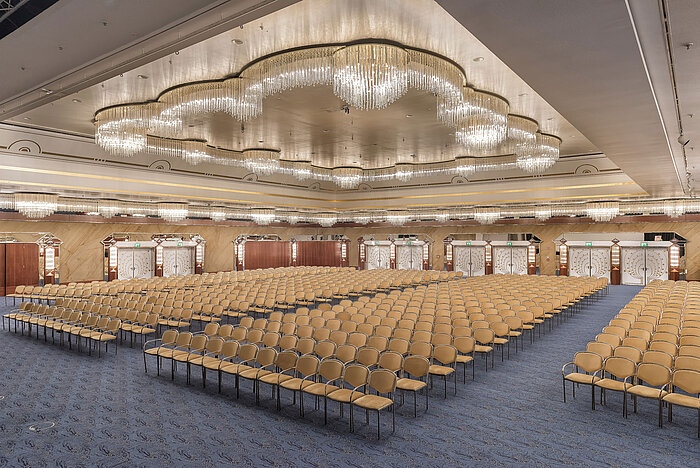 Magnificent banquet hall with luxurious crystal chandeliers and elegant row seating at Maritim Hotel Hannover.