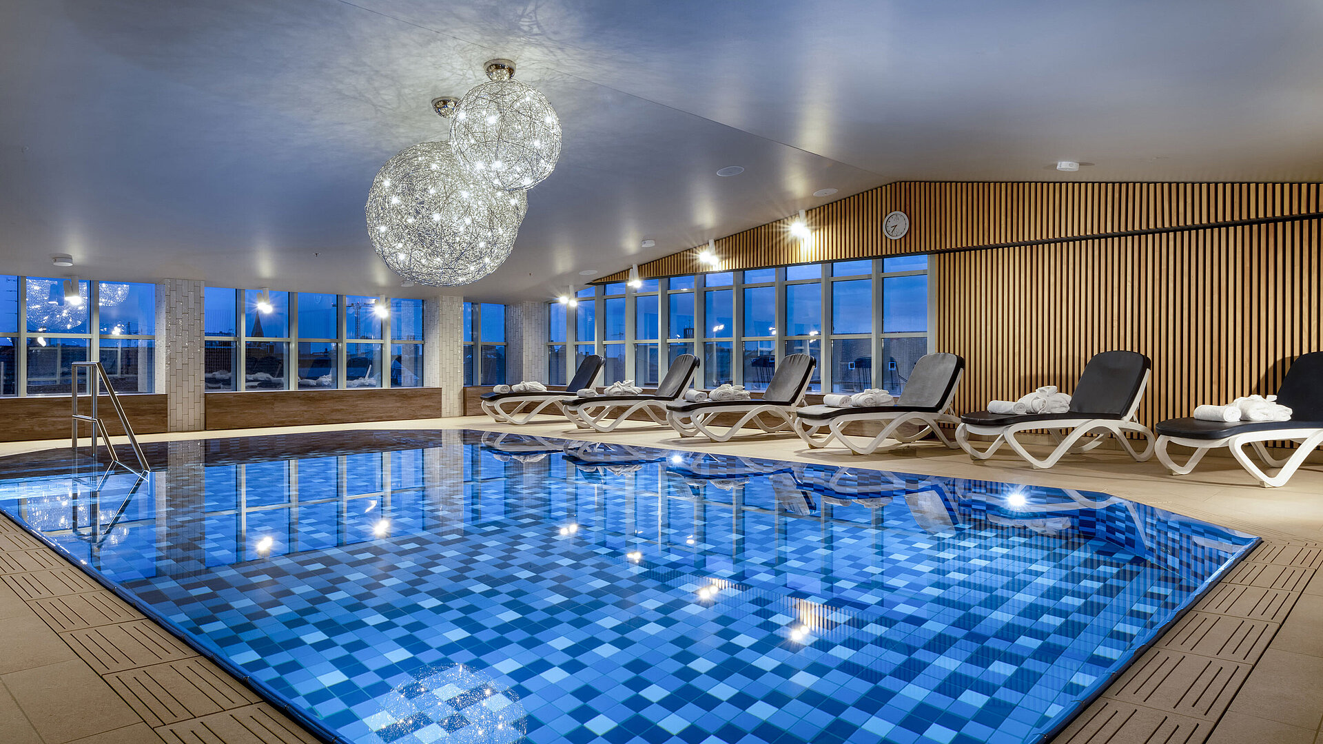 Wellness zone with loungers and pool at the Maritim Hotel Munich