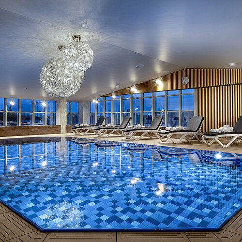 Wellness zone with loungers and pool at the Maritim Hotel Munich