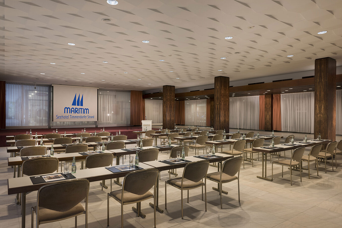 Conference hall "Bremen" at Maritim Seehotel Timmendorfer Strand with row seating and stage.