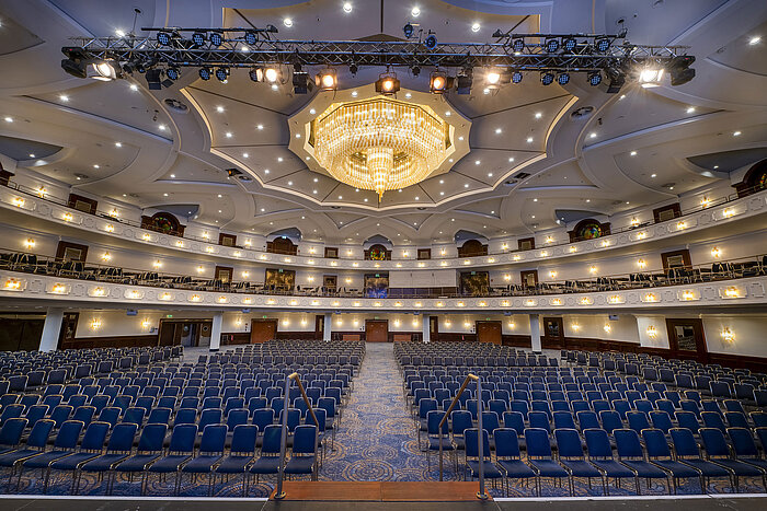 Spacious Maritim Hall at Maritim Hotel Cologne, ideal for large events and conferences, with luxurious lighting and seating.
