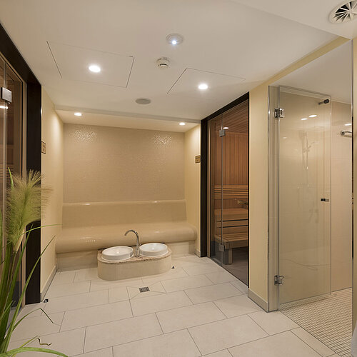 Modern sauna and wellness area at Maritim Hotel Würzburg with steam bath, foot basin and relaxation bench