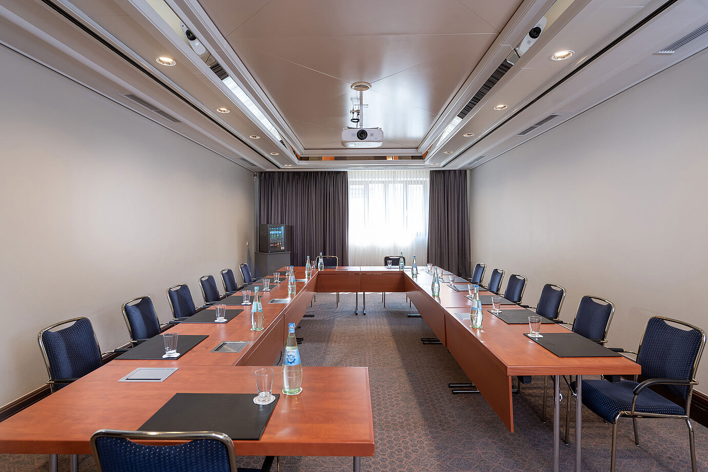 Modern conference room at Maritim Hotel Köln with U-shape seating and daylight
