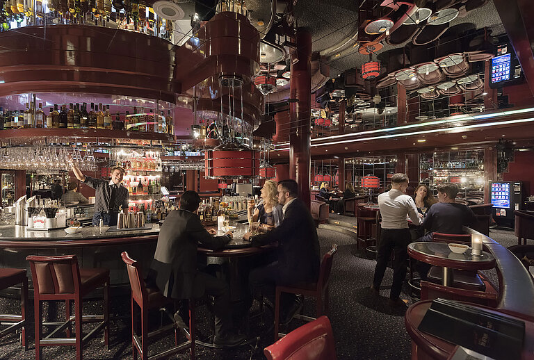 Guests enjoying drinks and a stylish atmosphere at the bar of Maritim Hotel Frankfurt.