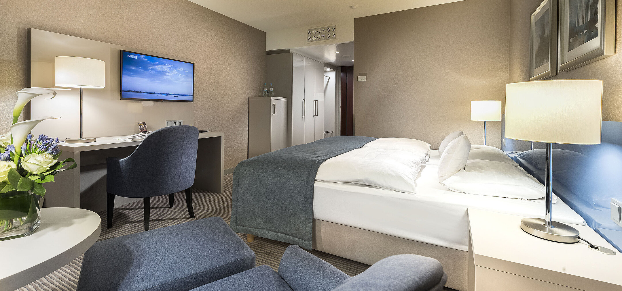 Superior room at Maritim Hotel Bonn with double bed, desk, TV, and modern decor. Comfortable and elegant.
