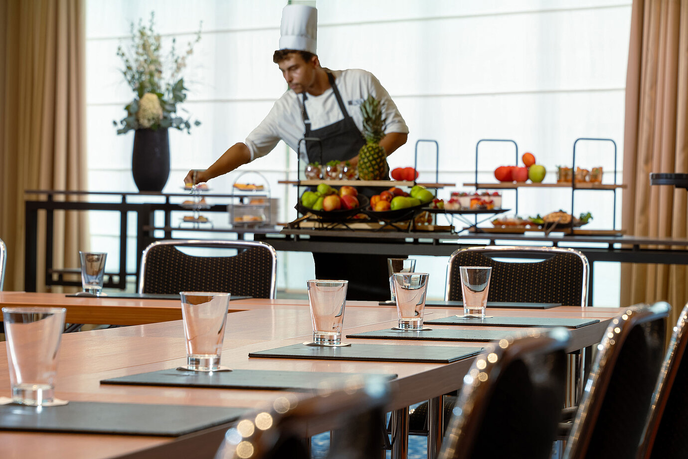 Chef prepares fresh conference catering with fruit at Maritim Hotel Düsseldorf