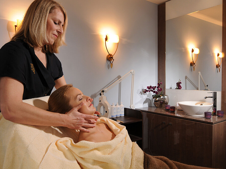 Relaxing facial massage in the spa of Maritim Hotel Travemünde with professional beautician