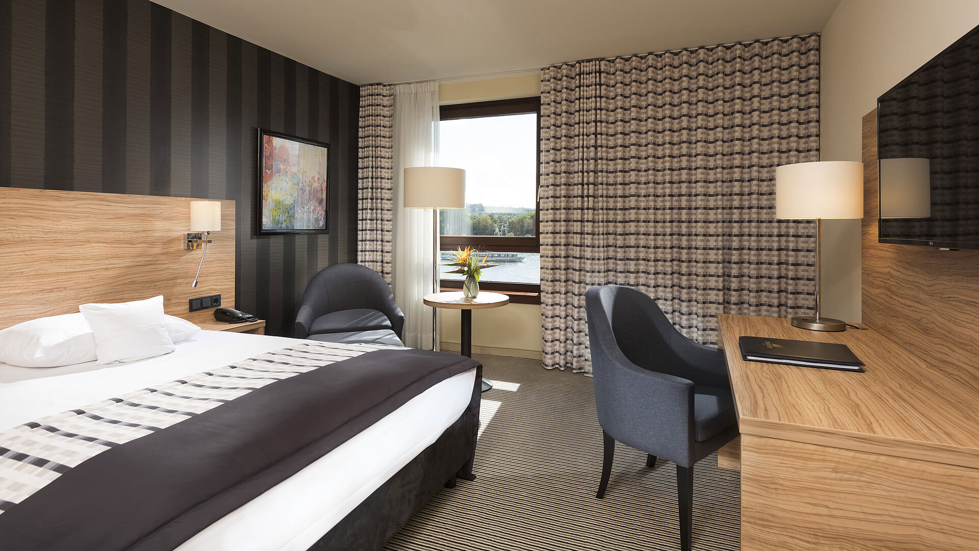 Modern twin room at Maritim Hotel Königswinter with Rhine view and stylish furnishings.