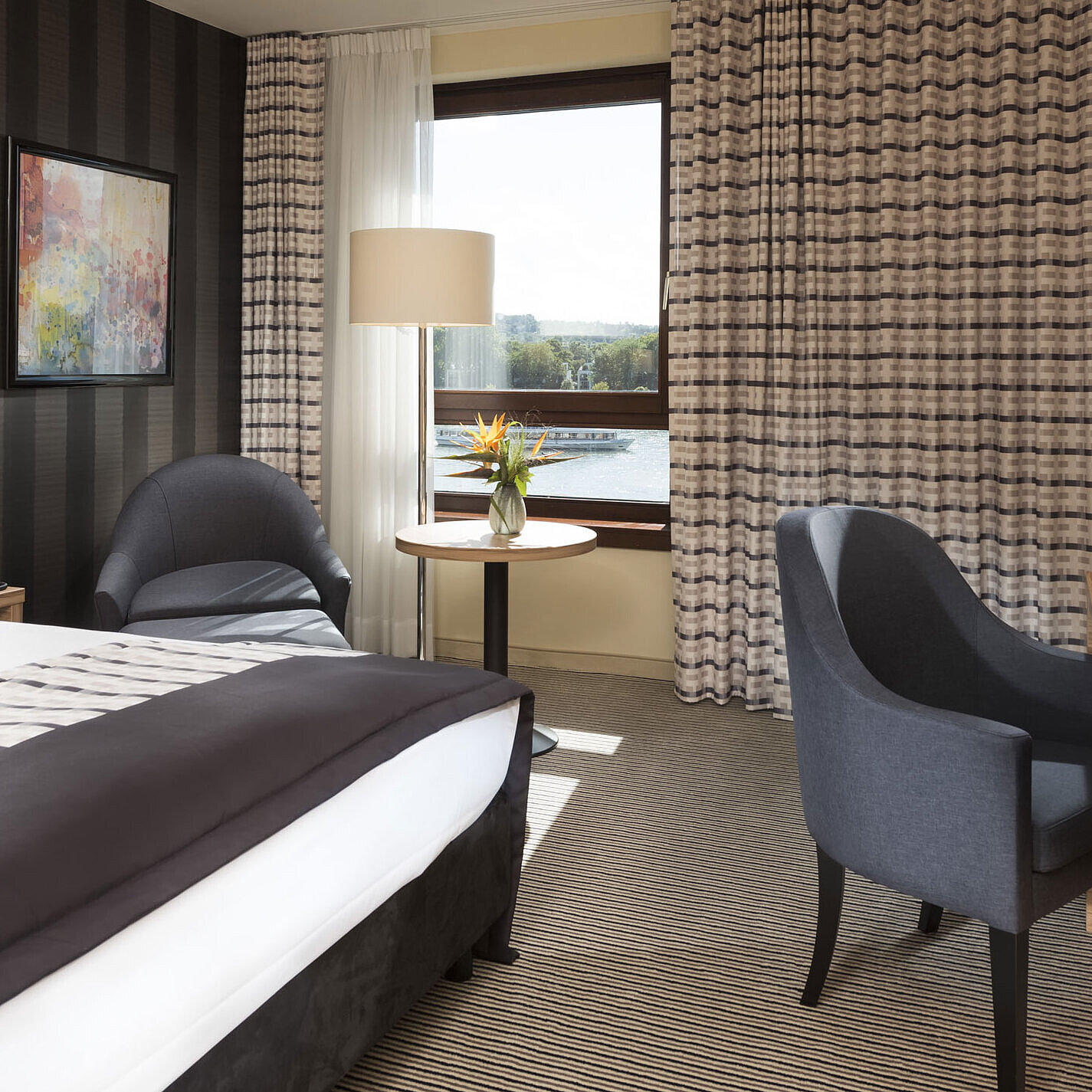 Modern twin room at Maritim Hotel Königswinter with Rhine view and stylish furnishings.