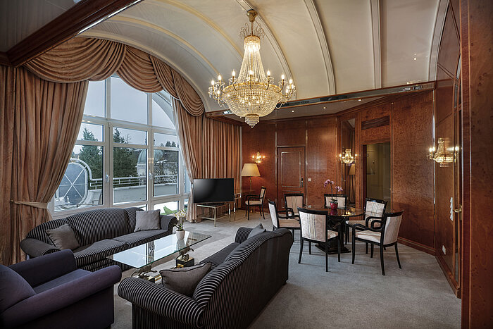 Spacious lounge with chandelier and elegant interior at the Maritim Hotel Bad Wildungen