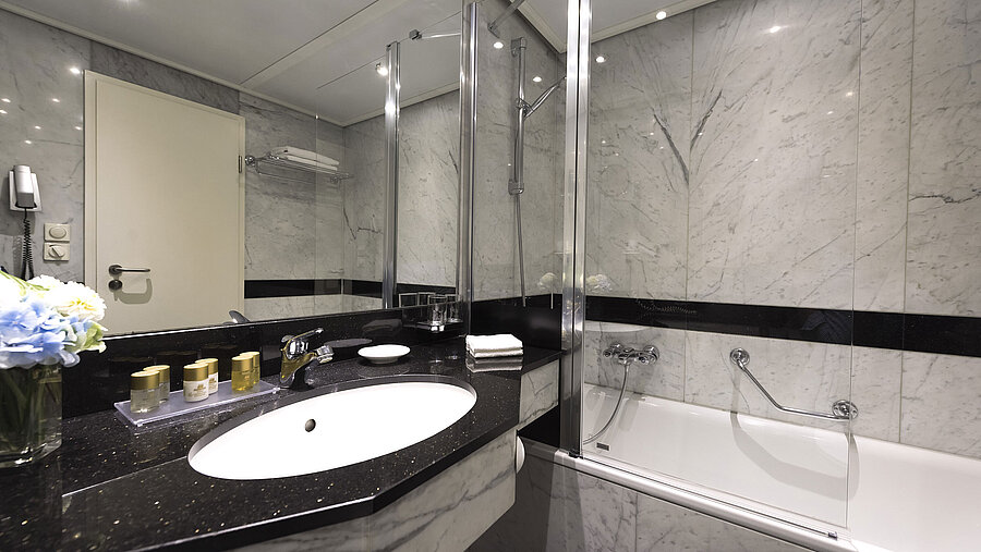 Modern bathroom with elegant marble details in the Superior room of the Maritim proArte Hotel Berlin.