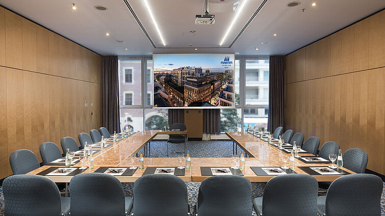 Meeting room Saal VI at Maritim proArte Hotel Berlin, with U-shaped seating and conference technology.
