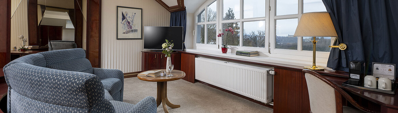 Bright living area with large windows and cosy seating at the Maritim Hotel Bad Wildungen