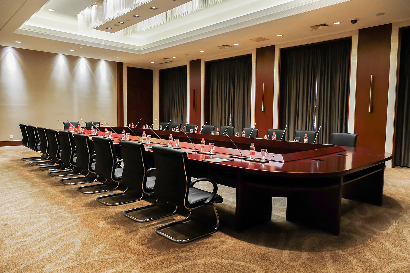 現代化會議室配備大型會議桌、舒適皮革座椅及專業會議設備