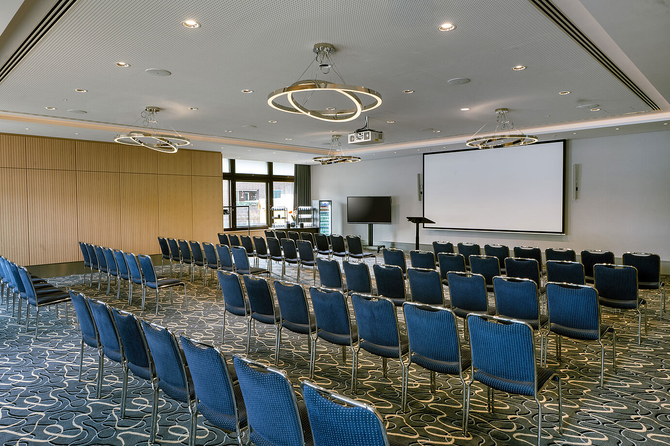 Bright, spacious conference room with seating at the Maritim Hotel Darmstadt