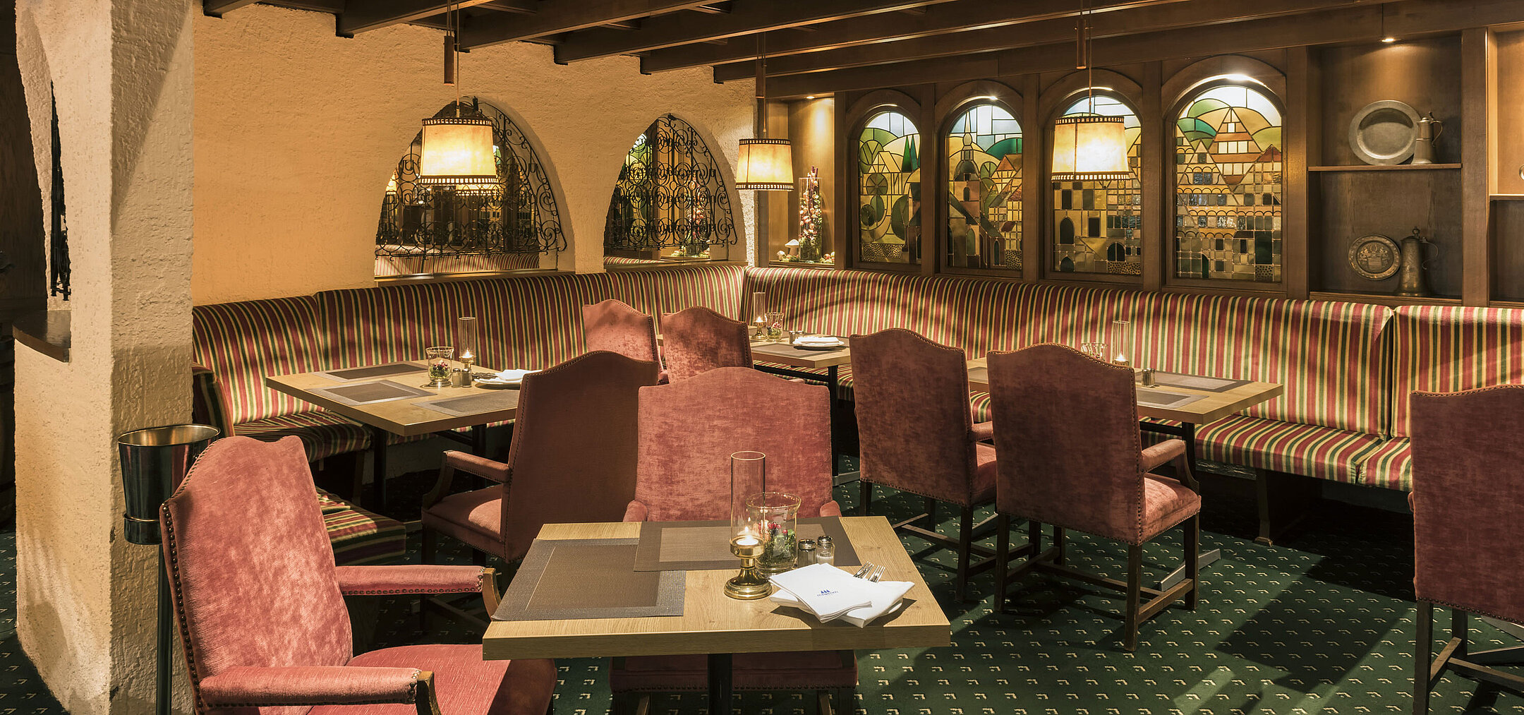 Cosy restaurant at Maritim Hotel Bad Salzuflen with wooden ceiling, murals and upholstered chairs