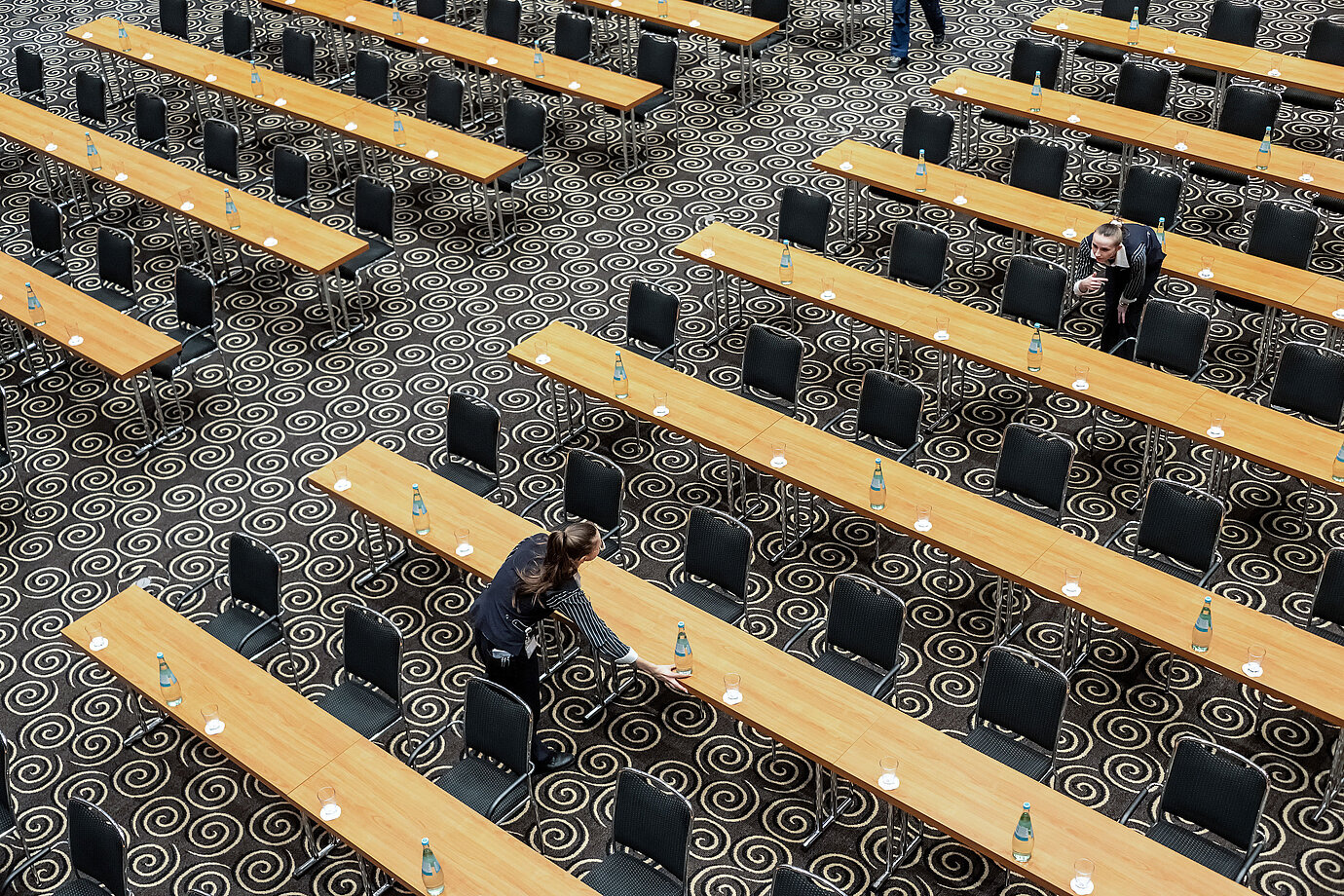 Preparing the conference room with water and glasses at Maritim Hotel Düsseldorf.