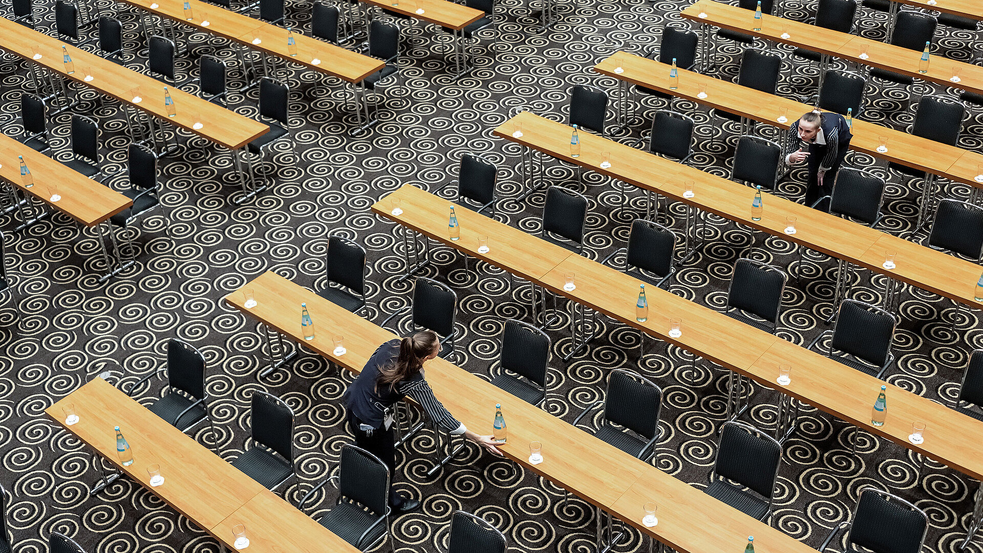Preparing the conference room with water and glasses at Maritim Hotel Düsseldorf.