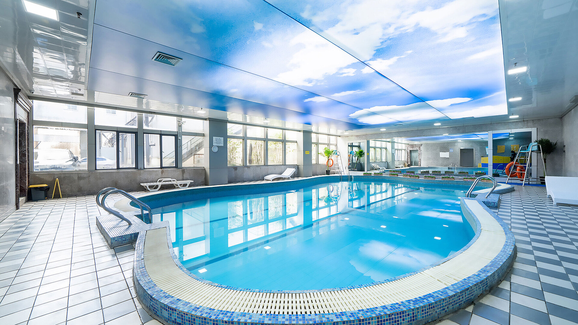 明亮的室內泳池配有大型窗戶、現代化照明系統及躺椅，讓您享受悠閒的游泳時光