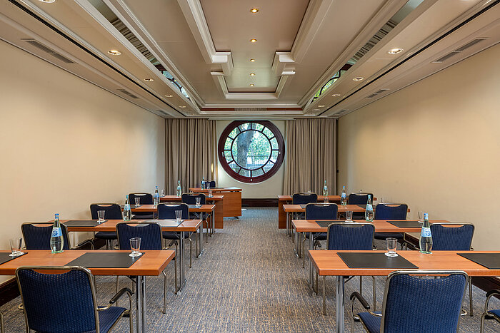 Bright meeting room at Maritim Hotel Köln with round window and modern seating