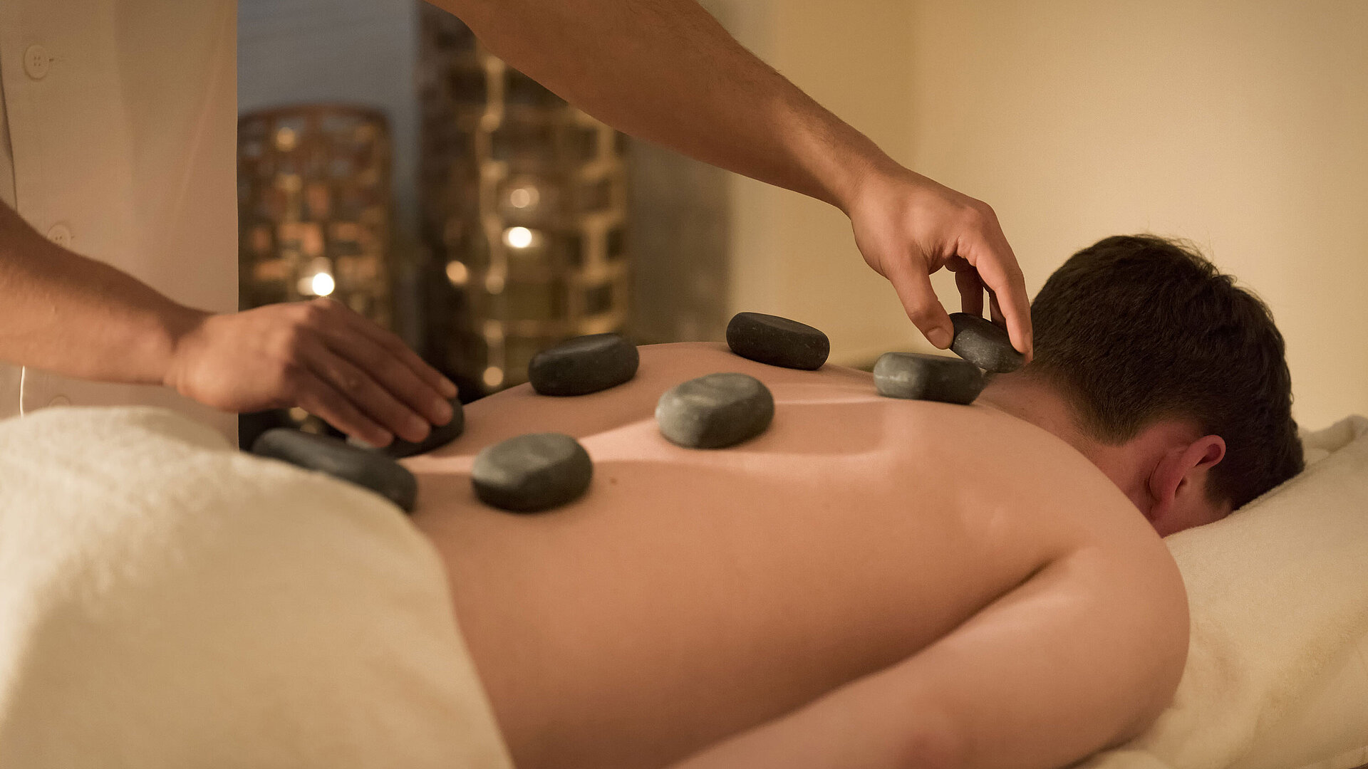 Hot stone massage for deep relaxation in the spa area of Maritim Seehotel Timmendorfer Strand.