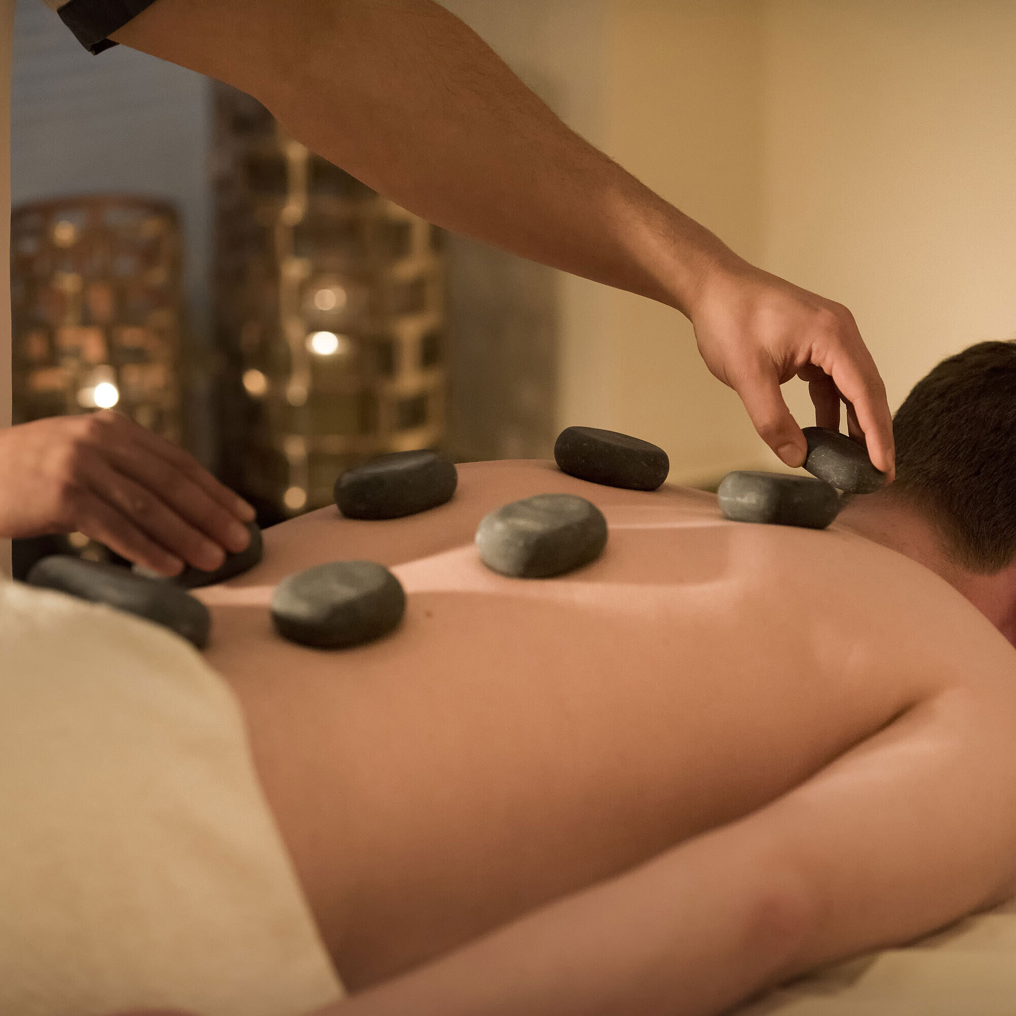 Hot stone massage for deep relaxation in the spa area of Maritim Seehotel Timmendorfer Strand.