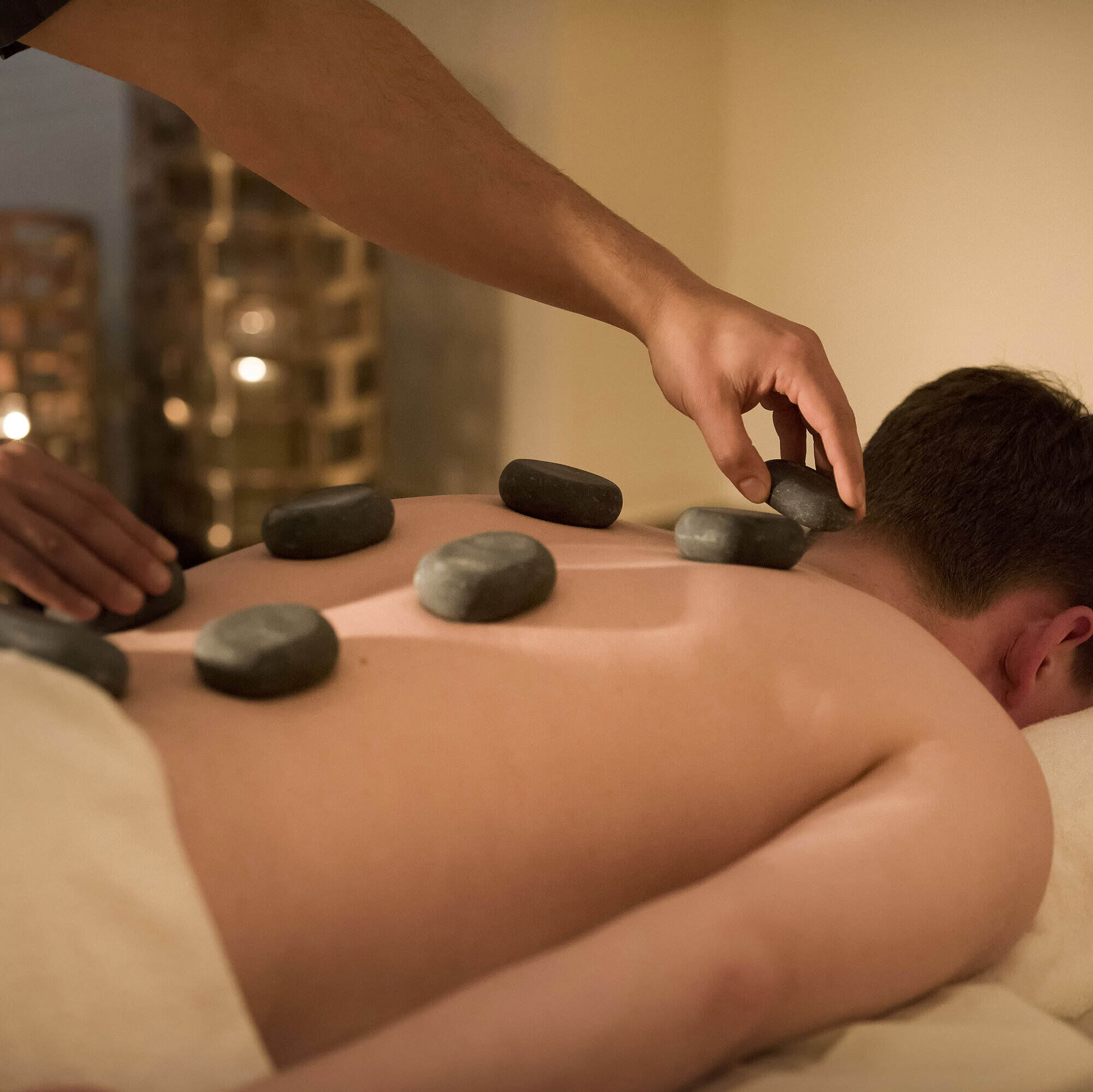 Hot stone massage for deep relaxation in the spa area of Maritim Seehotel Timmendorfer Strand.