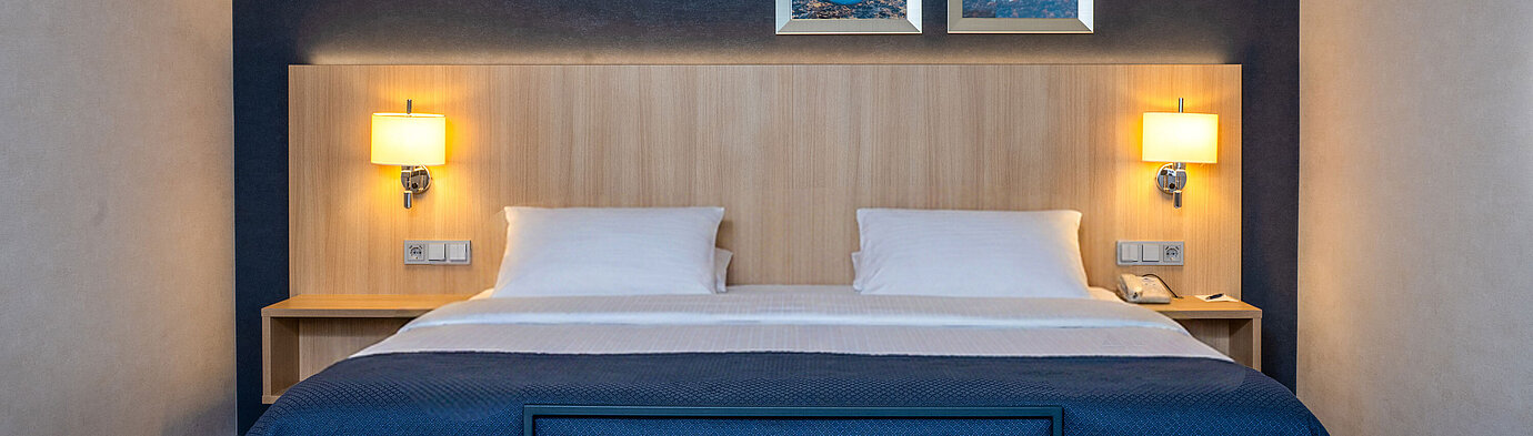 Superior Family room Double bed in the Superior Family room at Maritim Hotel Würzburg with modern design and cosy lighting