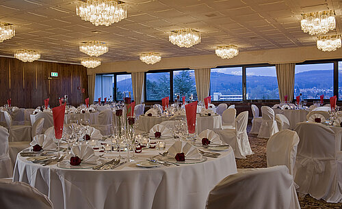 Spacious banquet hall with round tables and elegant decor at Maritim Hotel Bad Salzuflen