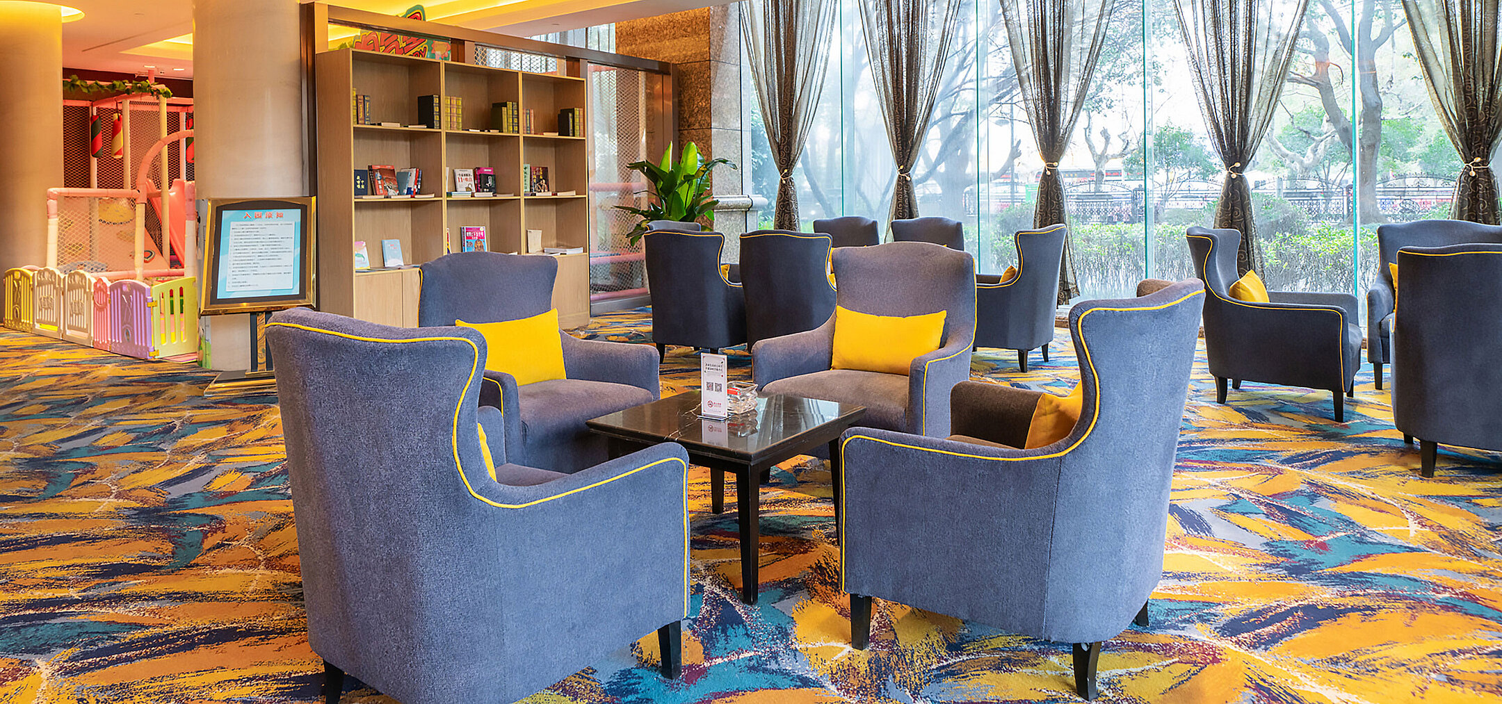 現代風格的休憩區配備舒適扶手椅、繽紛地毯、大型書架，並享有充足自然光線，讓您盡享悠閒時光。