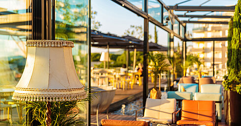 Stylish lounge at Maritim Resort Marina Bay with glass front, modern chairs and cosy atmosphere