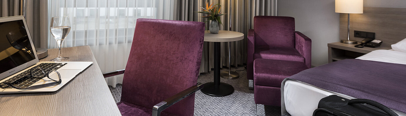Stylish single room at Maritim Hotel Königswinter with desk, armchair, and modern design.