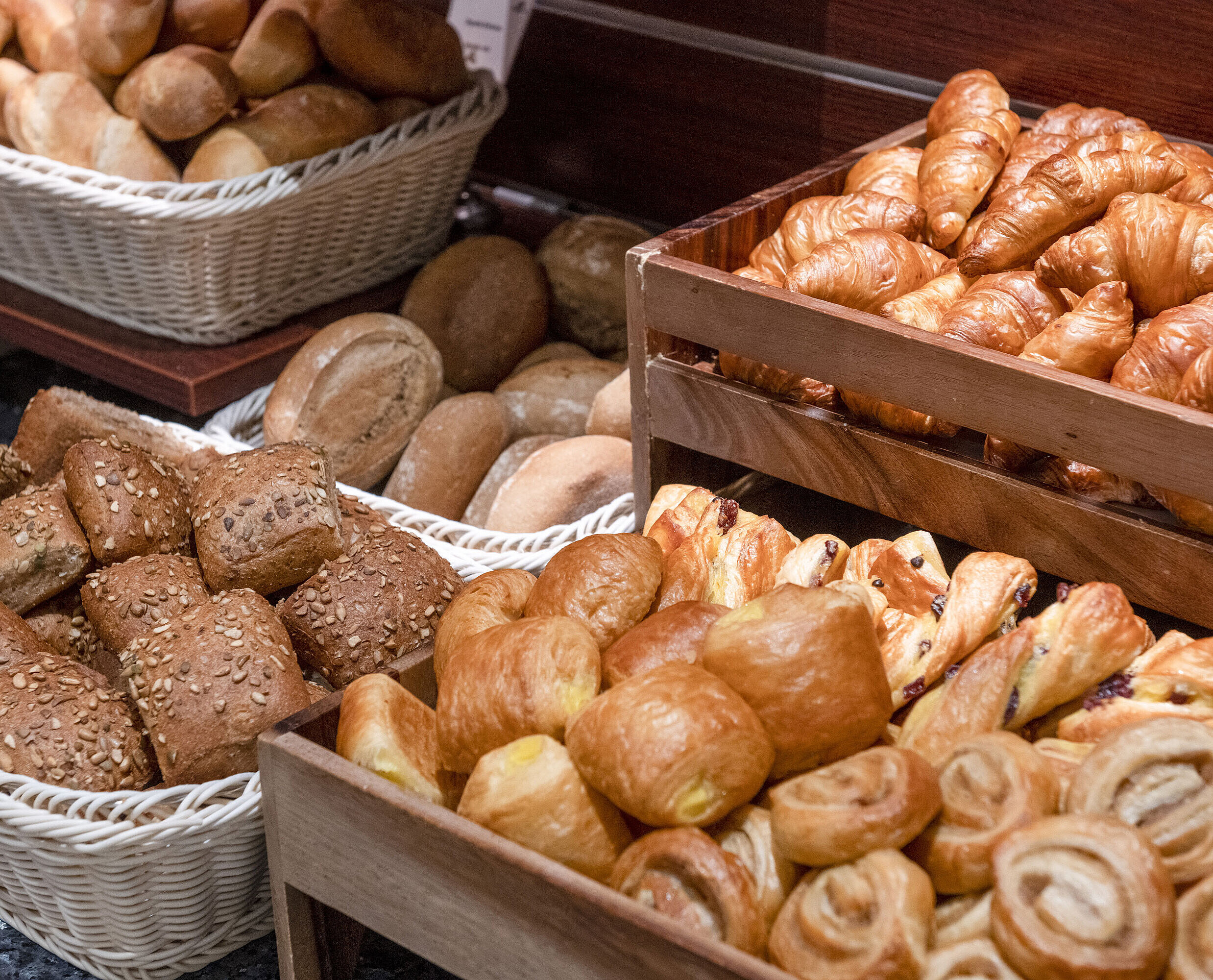 Fresh pastries and a variety of bread rolls at the breakfast buffet of Maritim proArte Hotel Berlin.