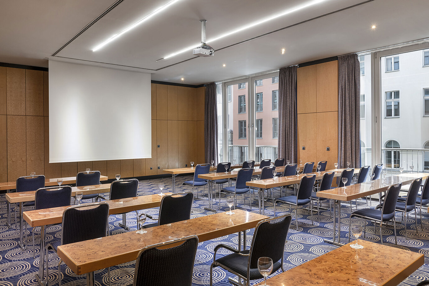 Meeting room Salon III at Maritim proArte Hotel Berlin with cinema-style seating and screen.