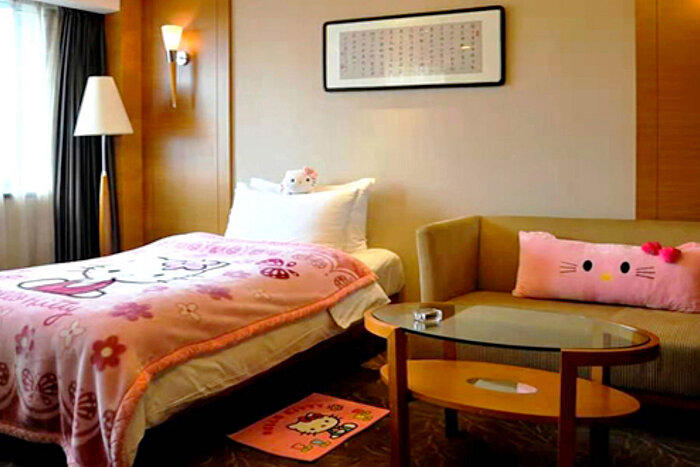 溫馨的Hello Kitty主題房，配備單人床、粉色寢具、沙發及充滿童趣的細節設計，適合兒童與家庭入住