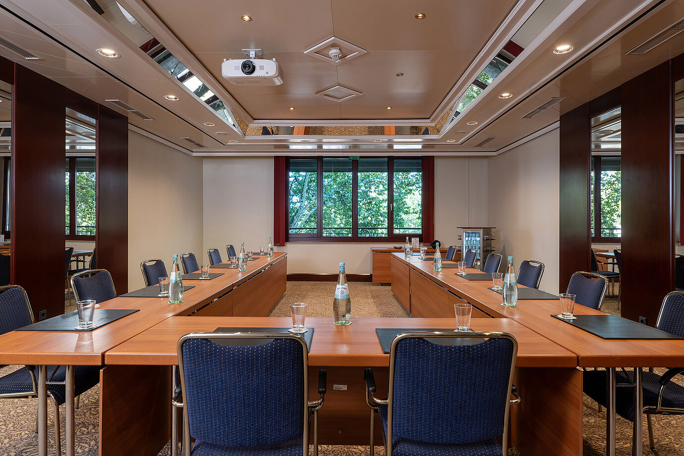 Modern conference room at Maritim Hotel Köln with daylight and U-shape seating