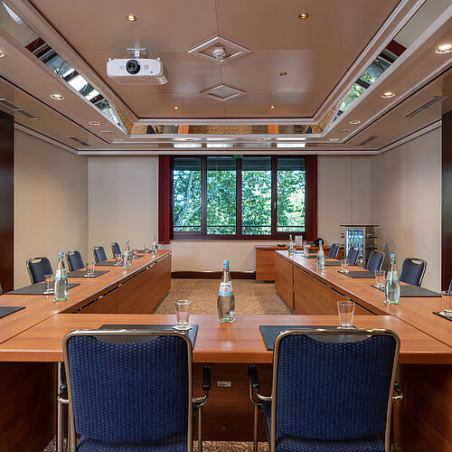 Modern conference room at Maritim Hotel Köln with daylight and U-shape seating