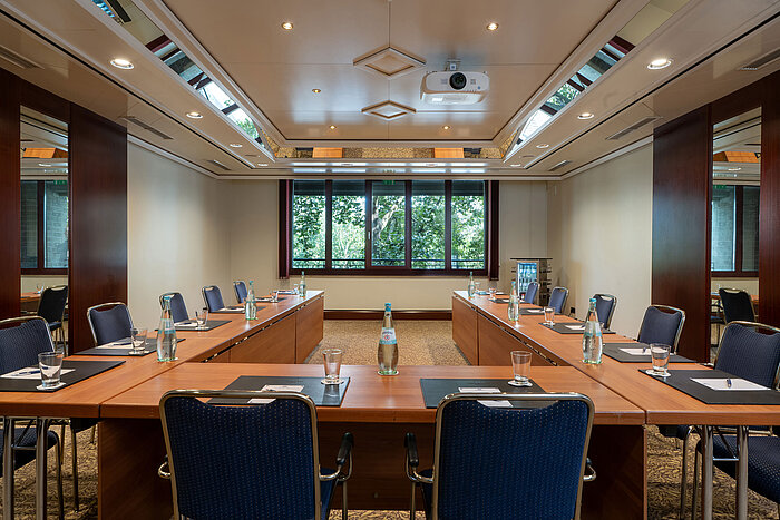 Modern meeting room at Maritim Hotel Köln with daylight and conference seating
