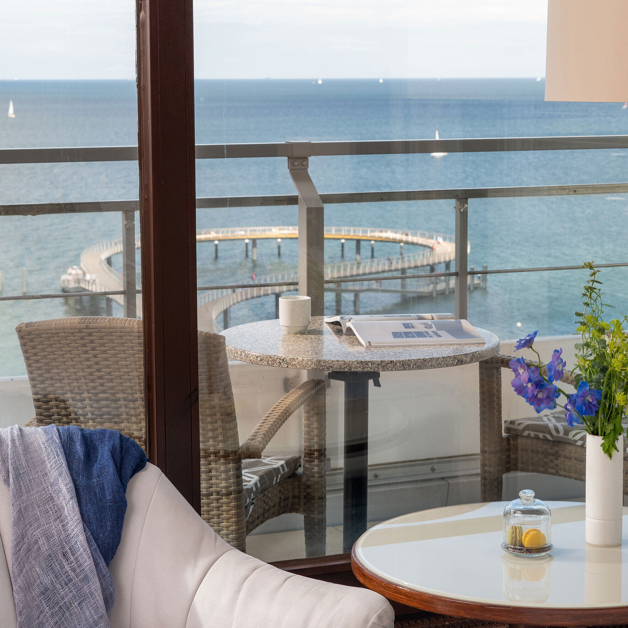 Cosy sitting area at Maritim Seehotel Timmendorfer Strand with view of pier and Baltic Sea