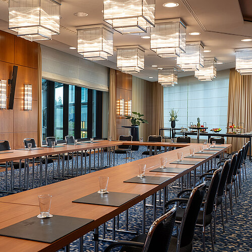 Bright conference room with large windows and catering at Maritim Hotel Düsseldorf