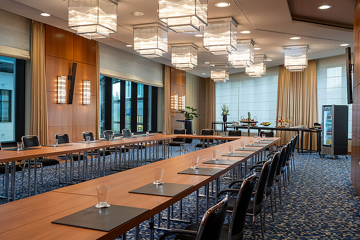 Bright conference room with large windows and catering at Maritim Hotel Düsseldorf