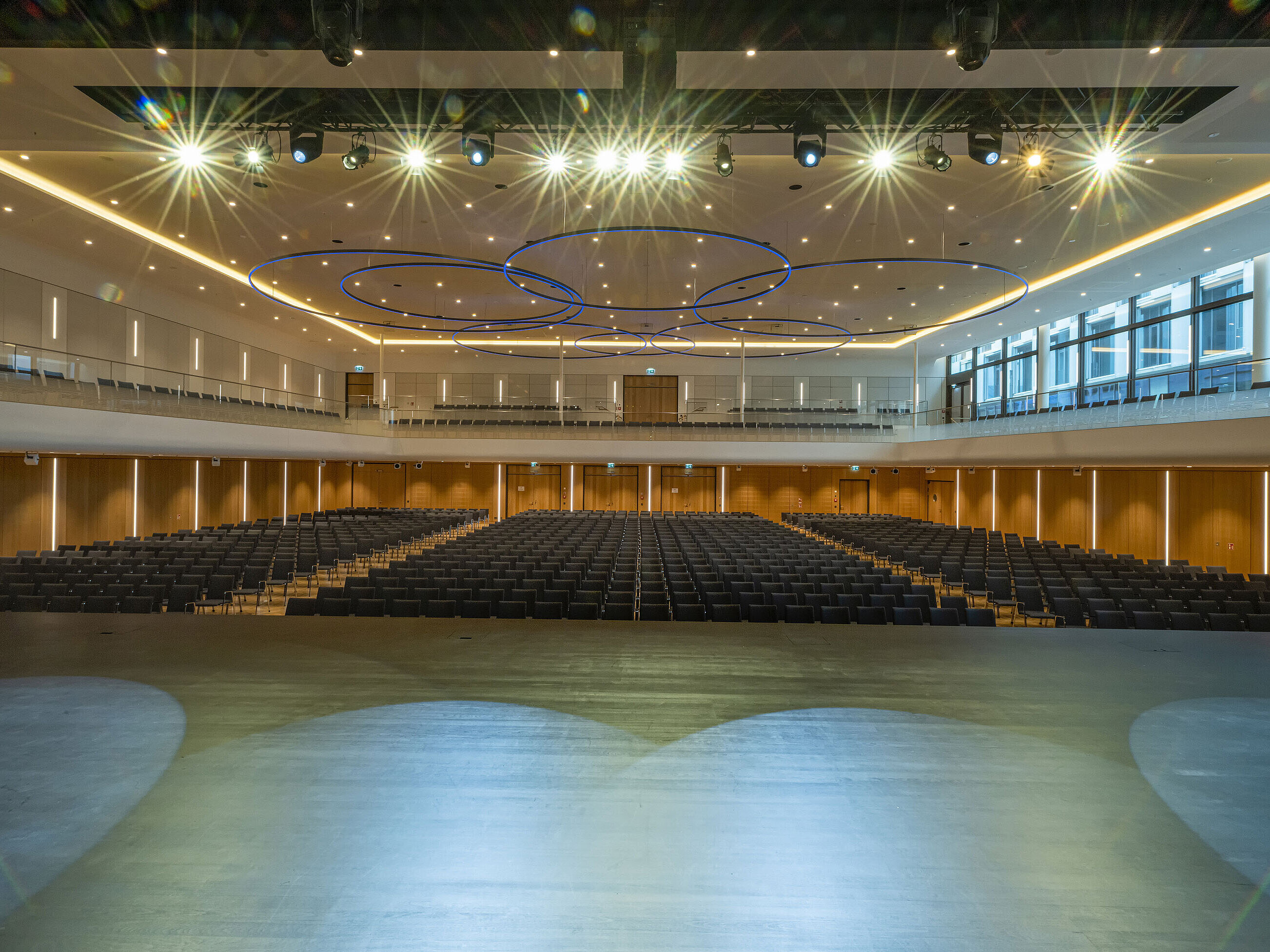 View from the stage into the modern event hall at Maritim Hotel Ingolstadt.