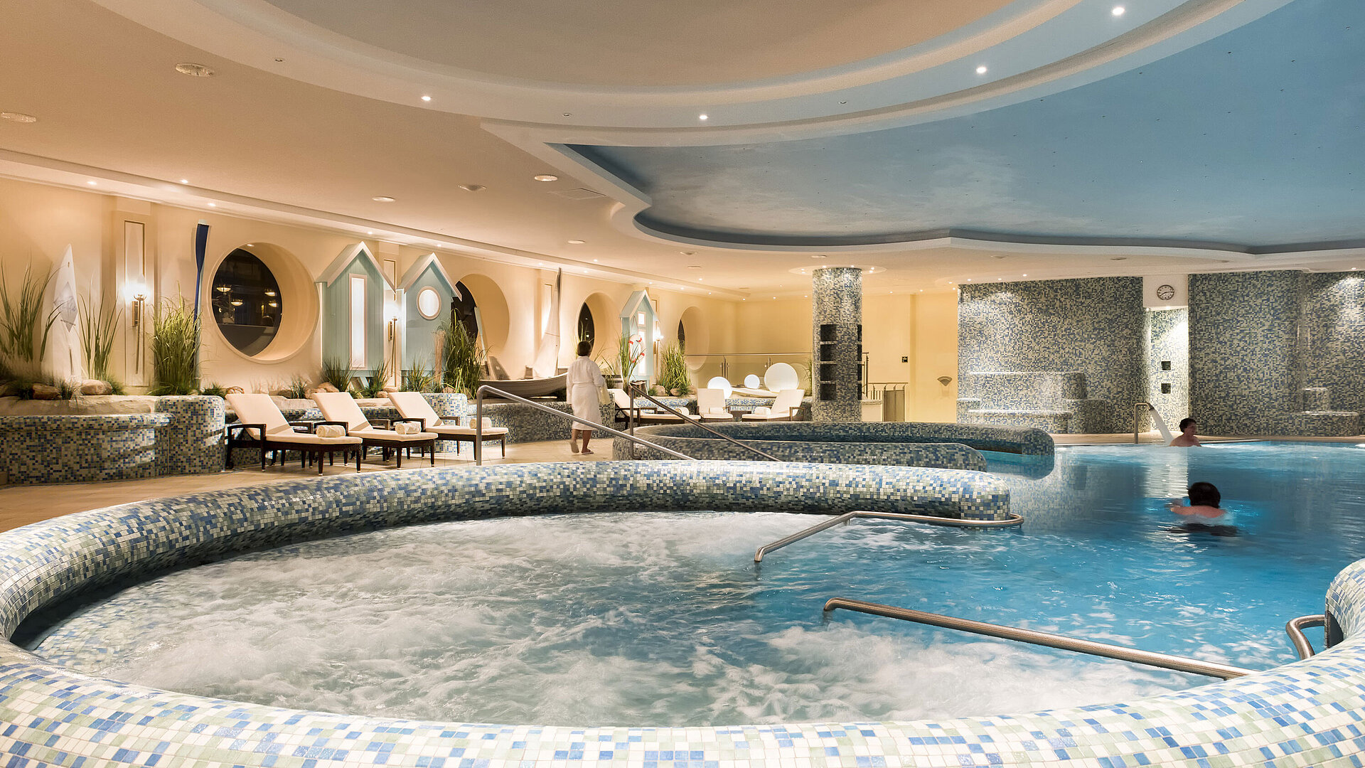 Spacious wellness pool area with whirlpool and loungers at the Maritim Seehotel Timmendorfer Strand.