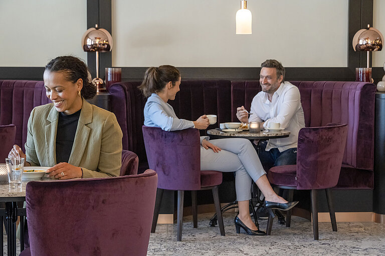 Guests enjoy a cozy coffee break in the stylish lounge at Maritim Hotel Ingolstadt.
