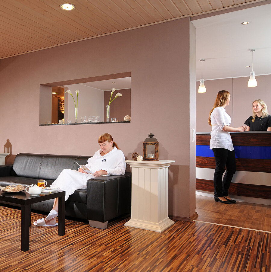 Relaxing atmosphere in the spa lounge with reception at Maritim Hotel Bad Wildungen