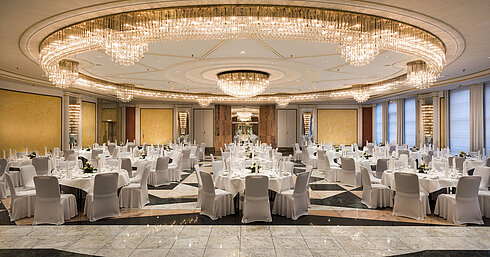Schumann Hall at Maritim Hotel Bonn with festive decor and elegant chandeliers, ideal for weddings and banquets.
