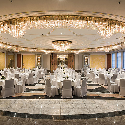 Schumann Hall at Maritim Hotel Bonn with festive decor and elegant chandeliers, ideal for weddings and banquets.