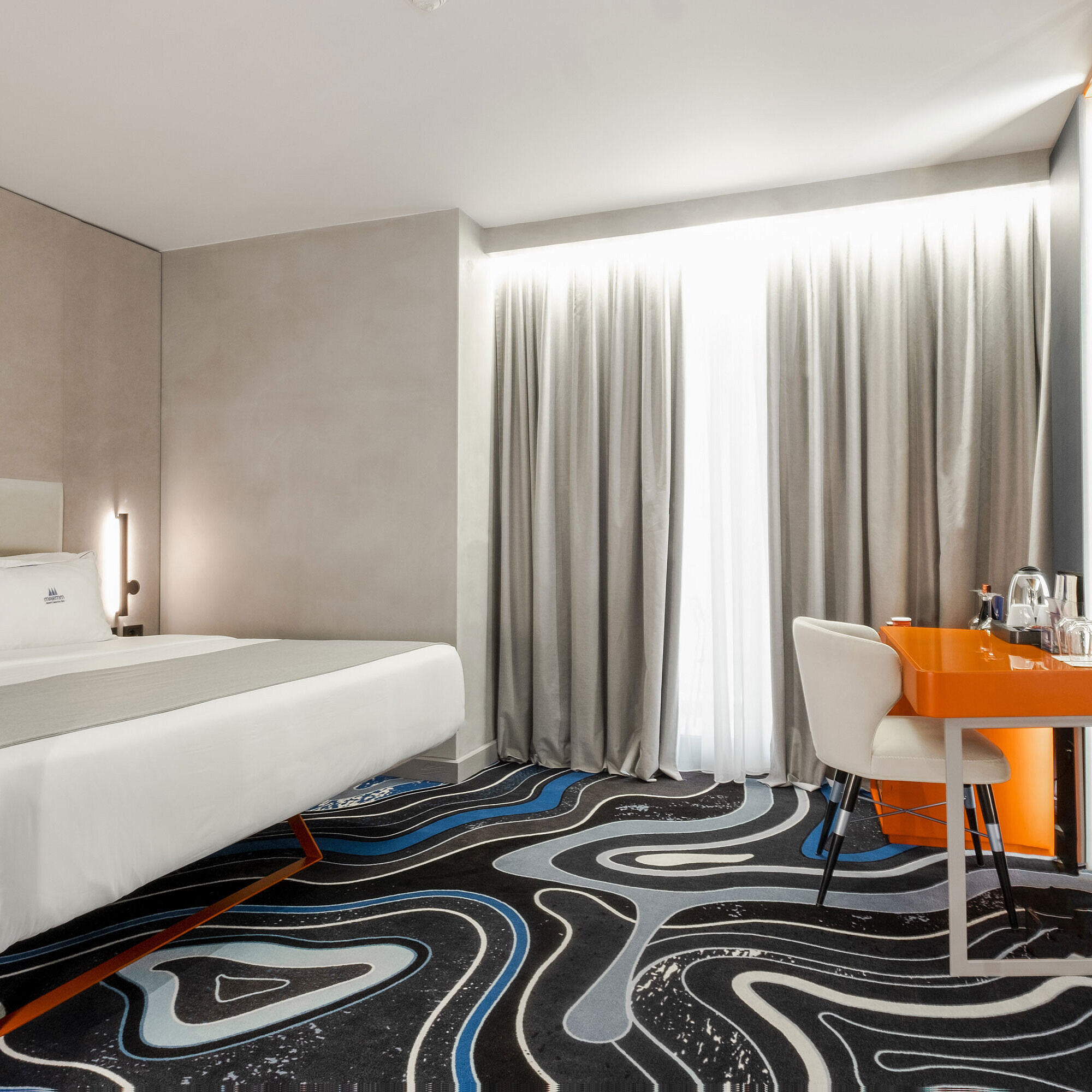 Modern double room at Maritim Resort Marina Bay with desk and bright daylight