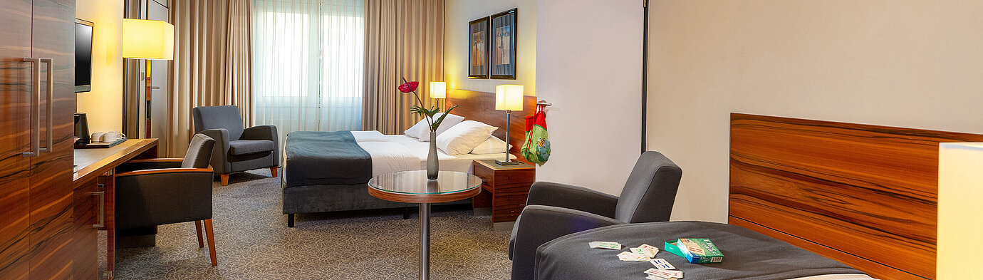Spacious family room with double bed and single bed for families at the Maritim Hotel München