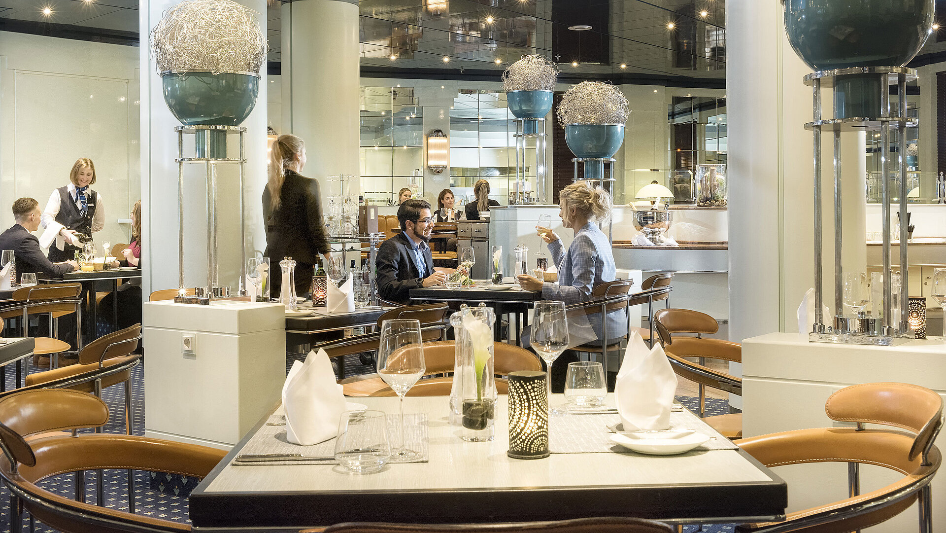 Guests enjoying a stylish dinner at Classico restaurant in Maritim Hotel Frankfurt.